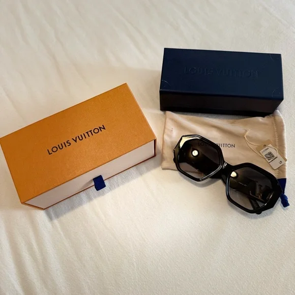Louis Vuitton Black Hexagonal Oversized Sunglasses - Picture 2 of 7